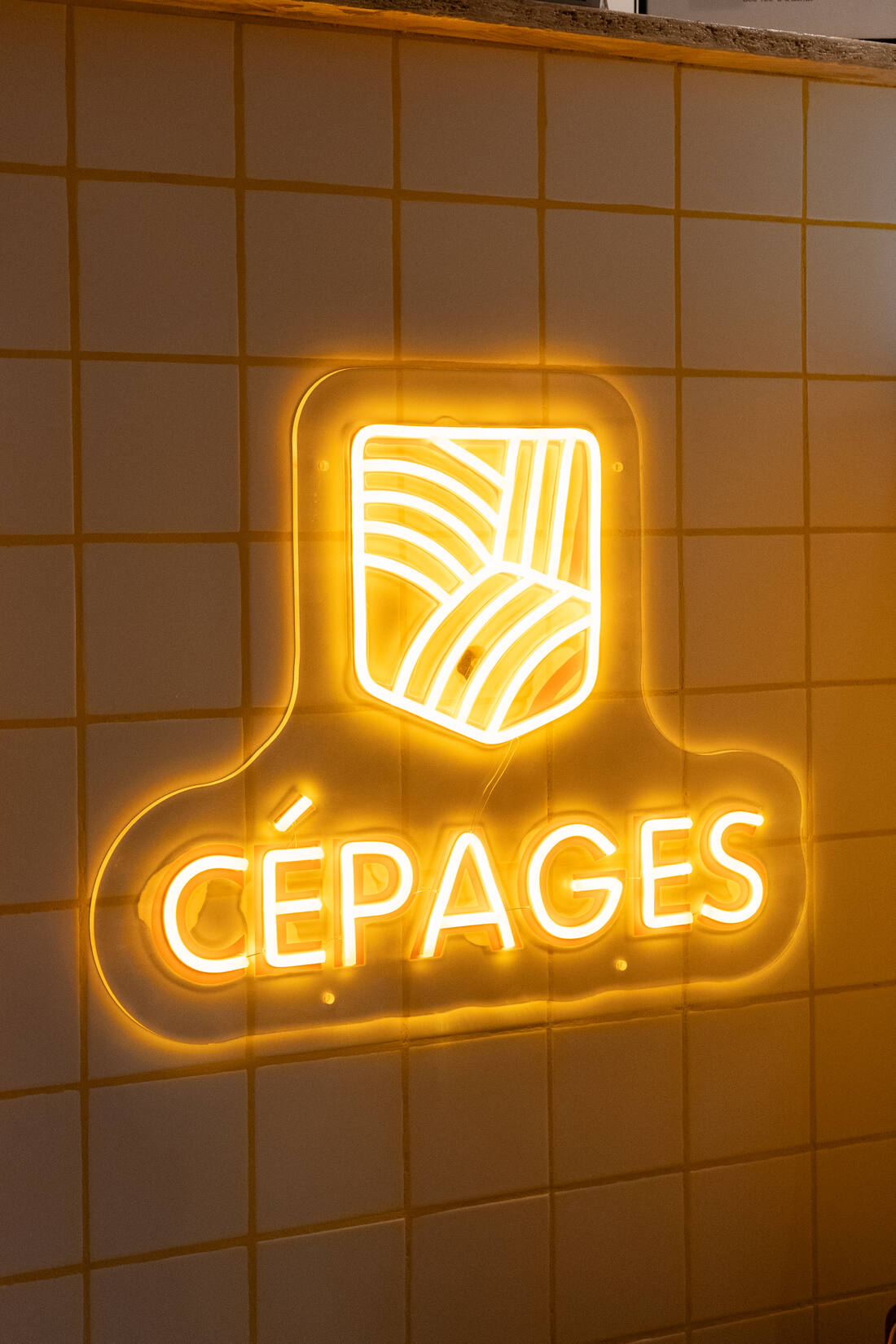 Le néon jaune Cépages, un soir à la cave